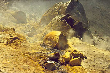 Schwefelablagerungen am Gran Cratere auf der Insel Vulcano